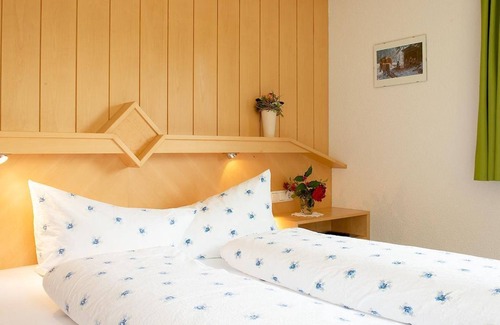 Damuels Bed & Breakfast | Double room for up to 3 persons - Haus Furka