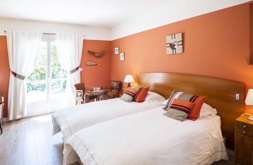 Arcangues House | Double room on one level with shower