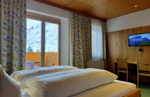 Damuels Bed & Breakfast | Double room with balcony - Pension Edelweiss Bischof KG