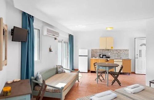 Haraki House | Double Room with Extra Bed