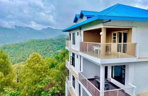 Kasauli Apartment | Double Room with Mountain View - The Terrace Retreat by StayVuesn