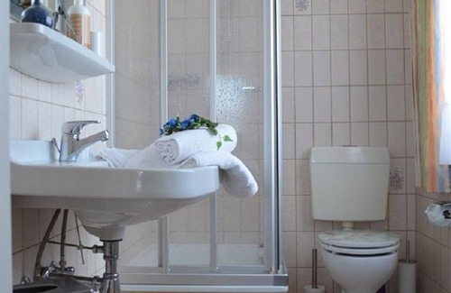 Leiwen Bed & Breakfast | Double room with shower/WC - Gästehaus Jostock-Hermes