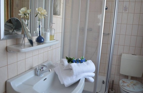Leiwen Bed & Breakfast | Double room with shower/WC - Gästehaus Jostock-Hermes