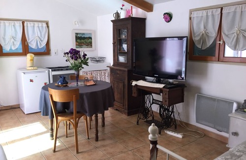 Cotignac Apartment | DOUBLE STUDIO NEXT TO OWNER WITH POOL