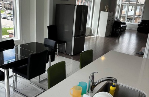 Caledon House | Doubleroom and shared bathroom.Close to the airport. there are many supermarket