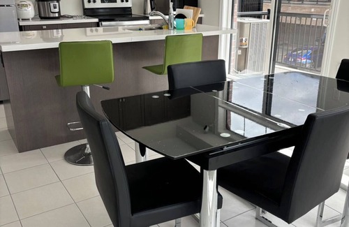Caledon House | Doubleroom and shared bathroom.Close to the airport. there are many supermarket