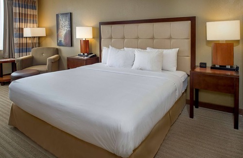Maryland Heights Hotel | DoubleTree by Hilton St. Louis - Westport