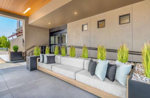 Belcaro Hotel | DoubleTree by Hilton Denver Cherry Creek, CO