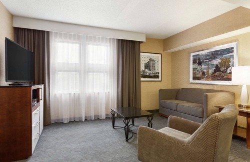 Novi Hotel | DoubleTree by Hilton Detroit Novi