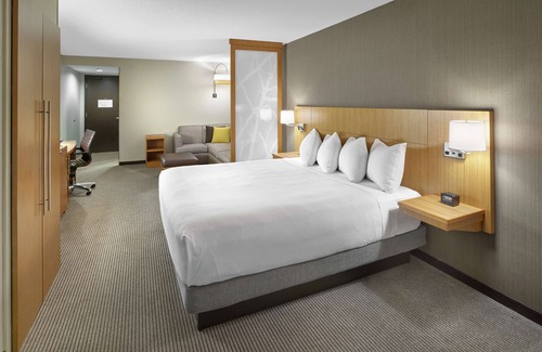 North Central Edmonton Hotel | DoubleTree by Hilton Edmonton Downtown