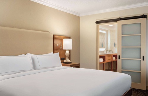 Villas Hotel | Doubletree by Hilton Fort Myers at Bell Tower Shops