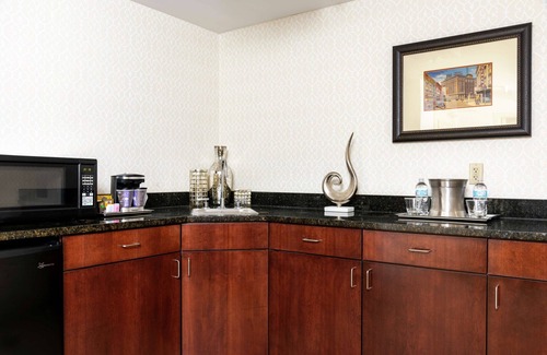 East Paris Hotel | DoubleTree by Hilton Hotel Grand Rapids Airport