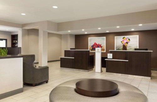 Novi Hotel | DoubleTree by Hilton Hotel Detroit Novi