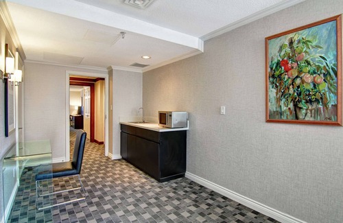 Bay Street Corridor Hotel | DoubleTree by Hilton Hotel Toronto Downtown