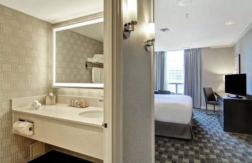 Bay Street Corridor Hotel | DoubleTree by Hilton Hotel Toronto Downtown