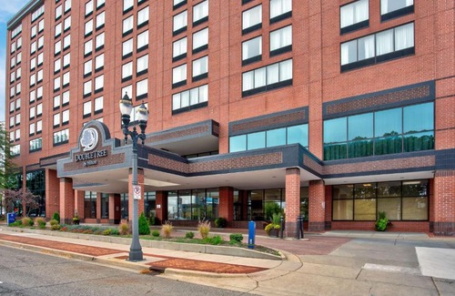 Downtown Hotel | DoubleTree by Hilton Lansing
