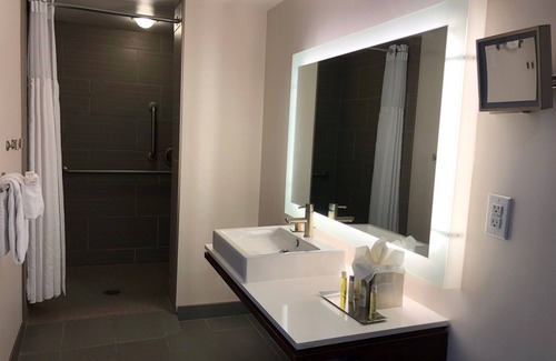 South Central Omaha Hotel | DoubleTree by Hilton Omaha Southwest