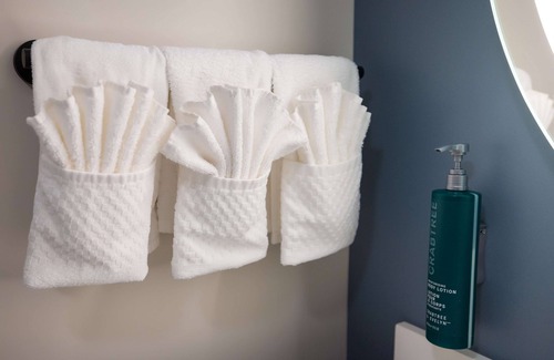 Tinton Falls Hotel | DoubleTree by Hilton Tinton Falls - Eatontown