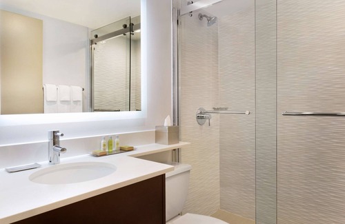 Northeast Mississauga Hotel | DoubleTree by Hilton Toronto Airport West