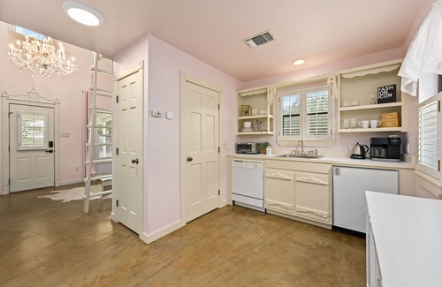 Dripping Springs Cottage | 'Dove Cottage'- Hill Country Views at Allegro