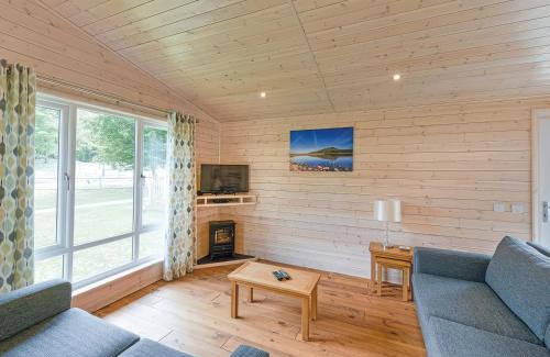 Saddleworth House | Dovestone Luxury Lodges sleeps 4 - pets welcome