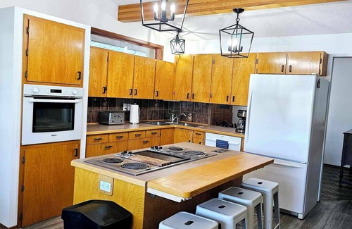 Blind Bay House | Down By The Bay, Shuswap Lake- Large Semi Lakefront with Beach/Buoy