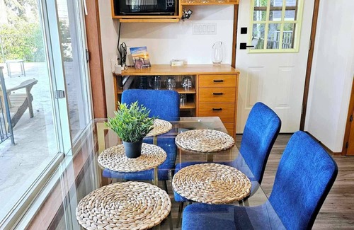 Blind Bay House | Down By The Bay, Shuswap Lake- Large Semi Lakefront with Beach/Buoy
