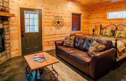 Hochatown Cabin | Down Time Studio Cabin With Private Hot Tub and BBQ by Redawning