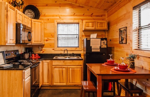 Hochatown Cabin | Down Time Studio Cabin With Private Hot Tub and BBQ by Redawning