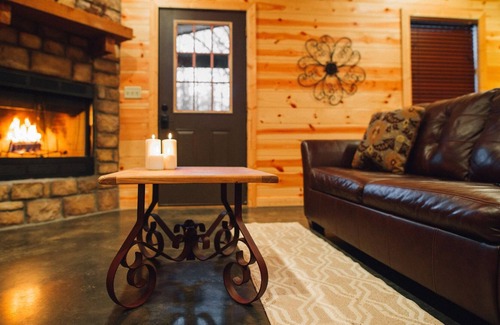 Hochatown Cabin | Down Time Studio Cabin With Private Hot Tub and BBQ by Redawning