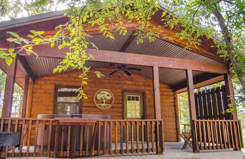 Hochatown Cabin | Down Time Studio Cabin With Private Hot Tub and BBQ by Redawning