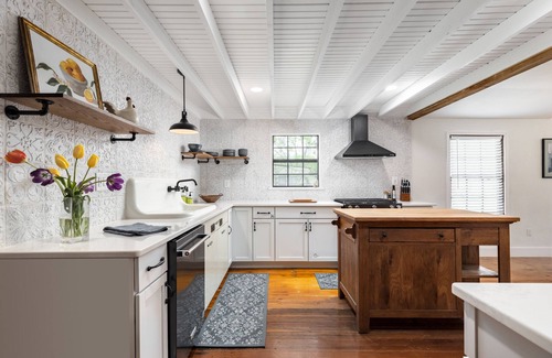 Comfort House | Downtown - 100 yr old renovated home w/Golf Cart! Pet & Kids OK - Full Kitchen
