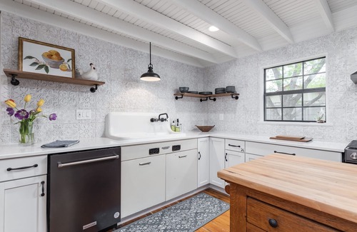 Comfort House | Downtown - 100 yr old renovated home w/Golf Cart! Pet & Kids OK - Full Kitchen