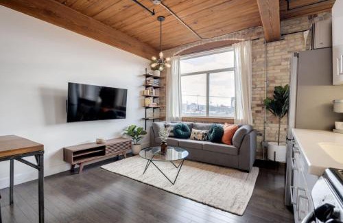 Parkdale Apartment | Downtown 1BR Modern Condo