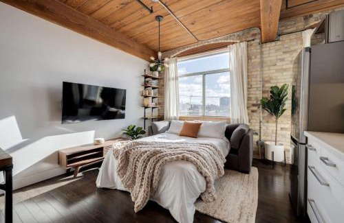 Parkdale Apartment | Downtown 1BR Modern Condo