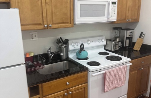 Columbia Heights Apartment | Downtown 2 Bdrm 2.5 miles frm City's Center METRO Public Paid Garage Parking