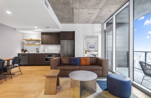 East Cesar Chavez Condo | Downtown 2 Bedroom Lux Suite