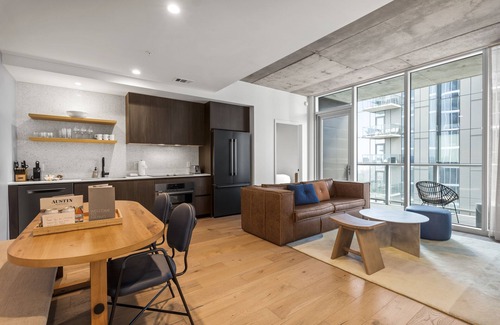 East Cesar Chavez Condo | Downtown 2 Bedroom Lux Suite