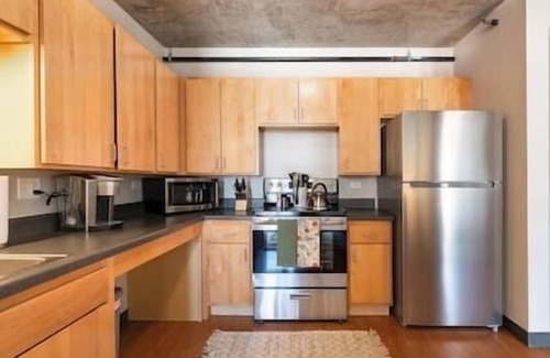 The Loop Condo | Downtown 2bd #5 +Gym near Park, Lake, Museums