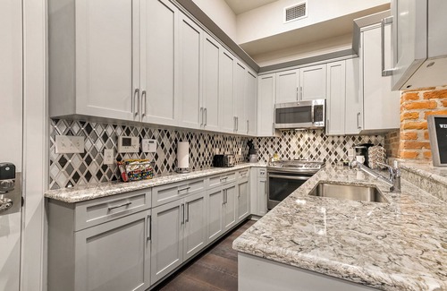 Central Business District Apartment | 🎶🎷 Downtown 2BR Walk to Superdome Parades French Quarter 🎷🎶 - The Jazz