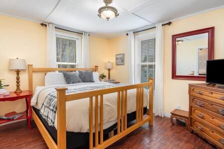 Michigan City House | Downtown 5Bed Walking Distance to Beach Sleeps 16