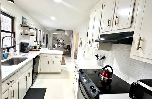 Alpharetta House | Downtown Alpharetta Chic Home! 'Hillside Haven' near Avalon, Firepit & Game Room