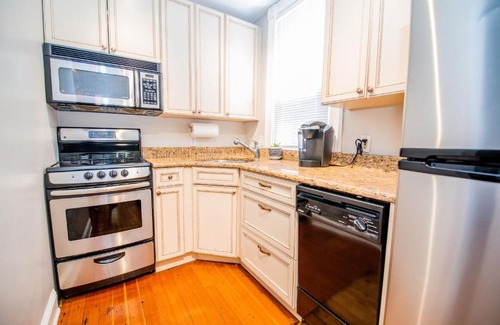 Historic District Apartment | Downtown Annapolis King George 1st Floor Hideaway
