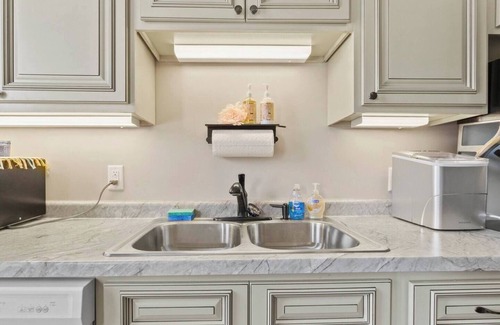 West Central Apartment | Downtown Apt – Free Parking & Prime Location
