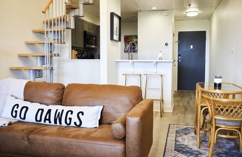 Athens Condo | Downtown Athens Condo, Sanford Stadium Views, 12 Min Walk to Games