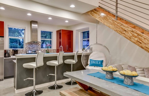 Holly House | Downtown Austin Luxury House with Hot Tub + Golf Green + Fire Pit +Patio Misters