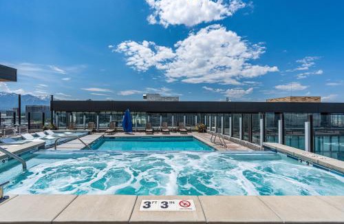 Rio Grande Apartment | Downtown beauty-PoolHotTubGym-near SaltPalace-View