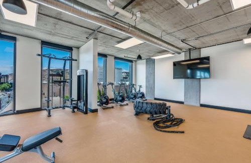 Rio Grande Apartment | Downtown beauty-PoolHotTubGym-near SaltPalace-View