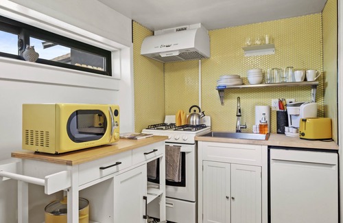 Williams House | Downtown Blonde Bungalow w/Fully Fenced BIG YARD, AC, W/D, 2 Samsung Smart TVs
