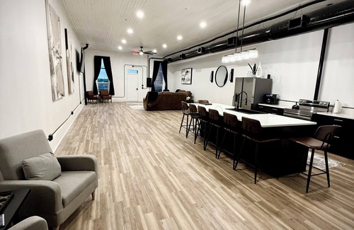 Jacksboro Apartment | “Downtown Boro Loft” Charming 1600 sq foot open concept Downtown Jacksboro